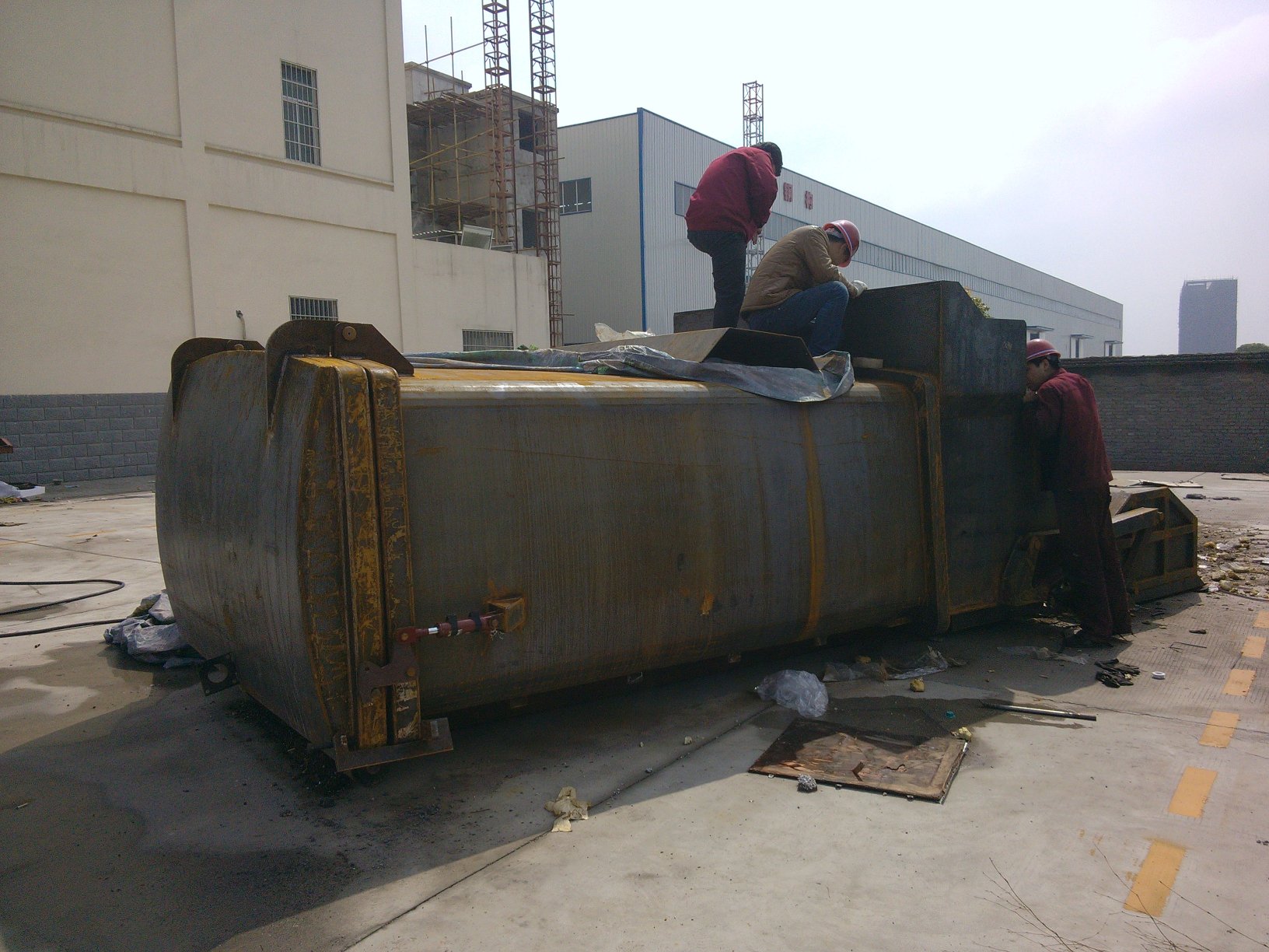 湖北成龍威公司新產(chǎn)品壓縮式垃圾箱體在廠區(qū)試車(chē)