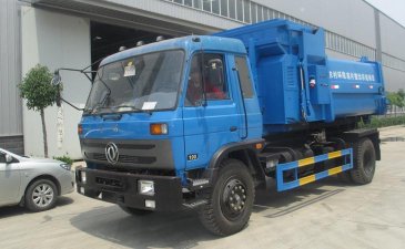 東風153單橋最大的鉤臂帶伸縮式垃圾車