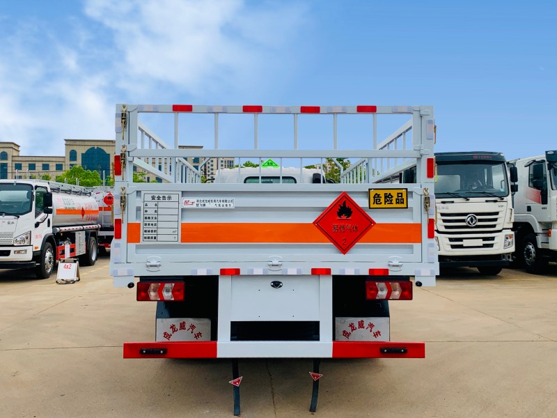 東風柳汽5.2米L2氣瓶運輸車