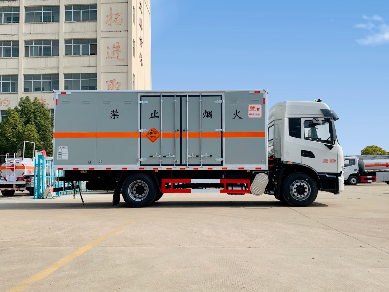 東風(fēng)天錦6.8米爆破器材運(yùn)輸車