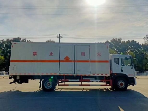 東風(fēng)6.8米D9爆破器材運輸車