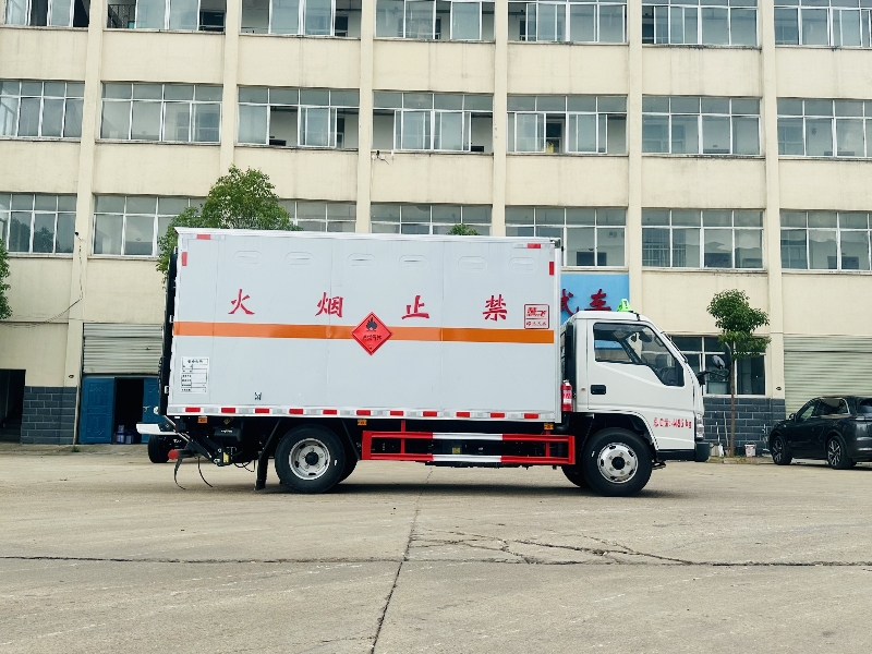 江鈴4.2米爆破器材運(yùn)輸車(chē)