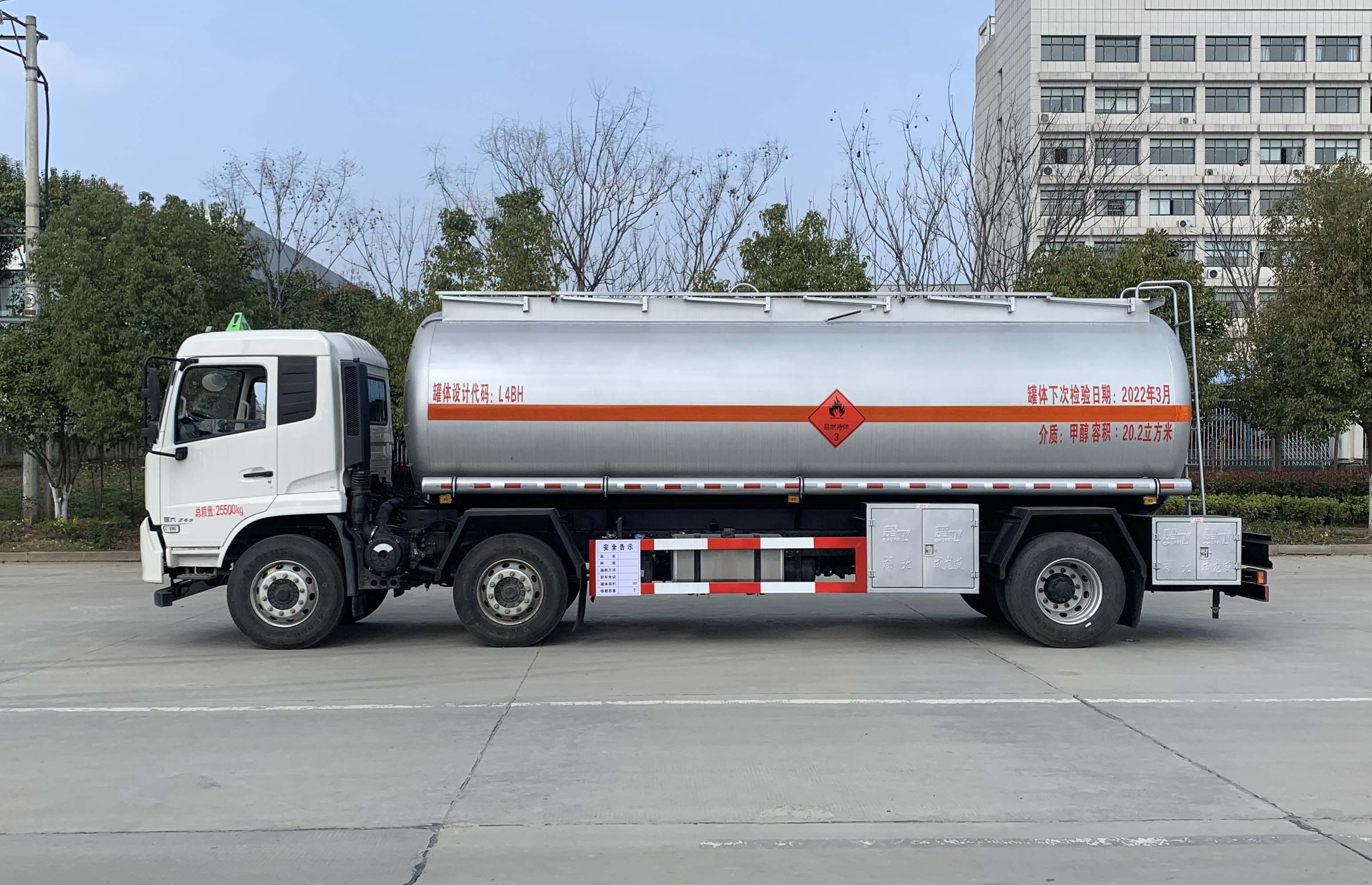 東風(fēng)天錦小三軸易燃液體罐式運輸車